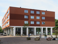833866 Gezicht op een nieuw gebouw bij de Helling op het terrein van het nieuwbouwproject De Trip te Utrecht, met links ...
